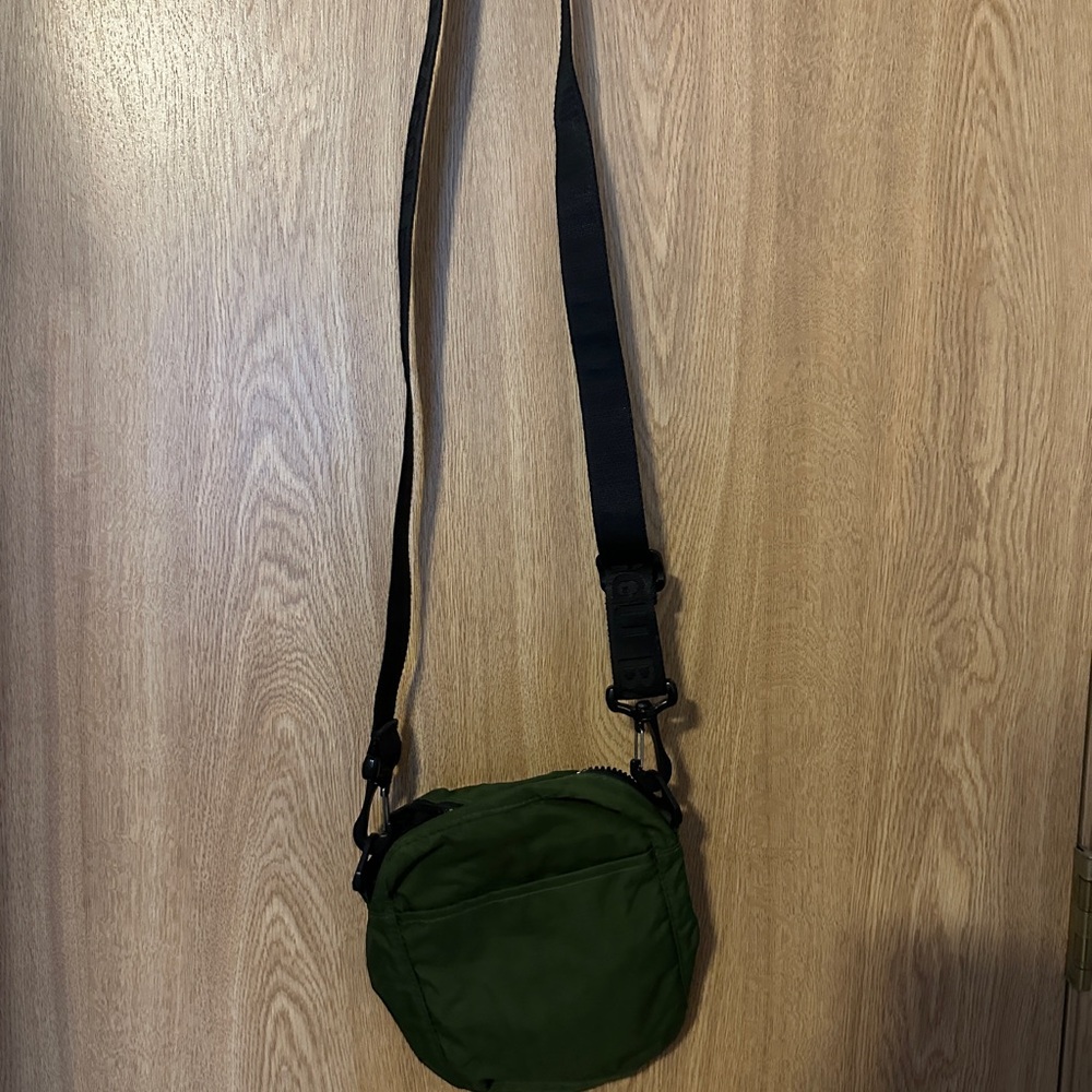 Baggu Sport crossbody in bay laurel